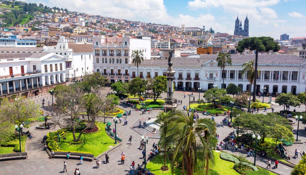 Quito plaza (World Travel Guide)